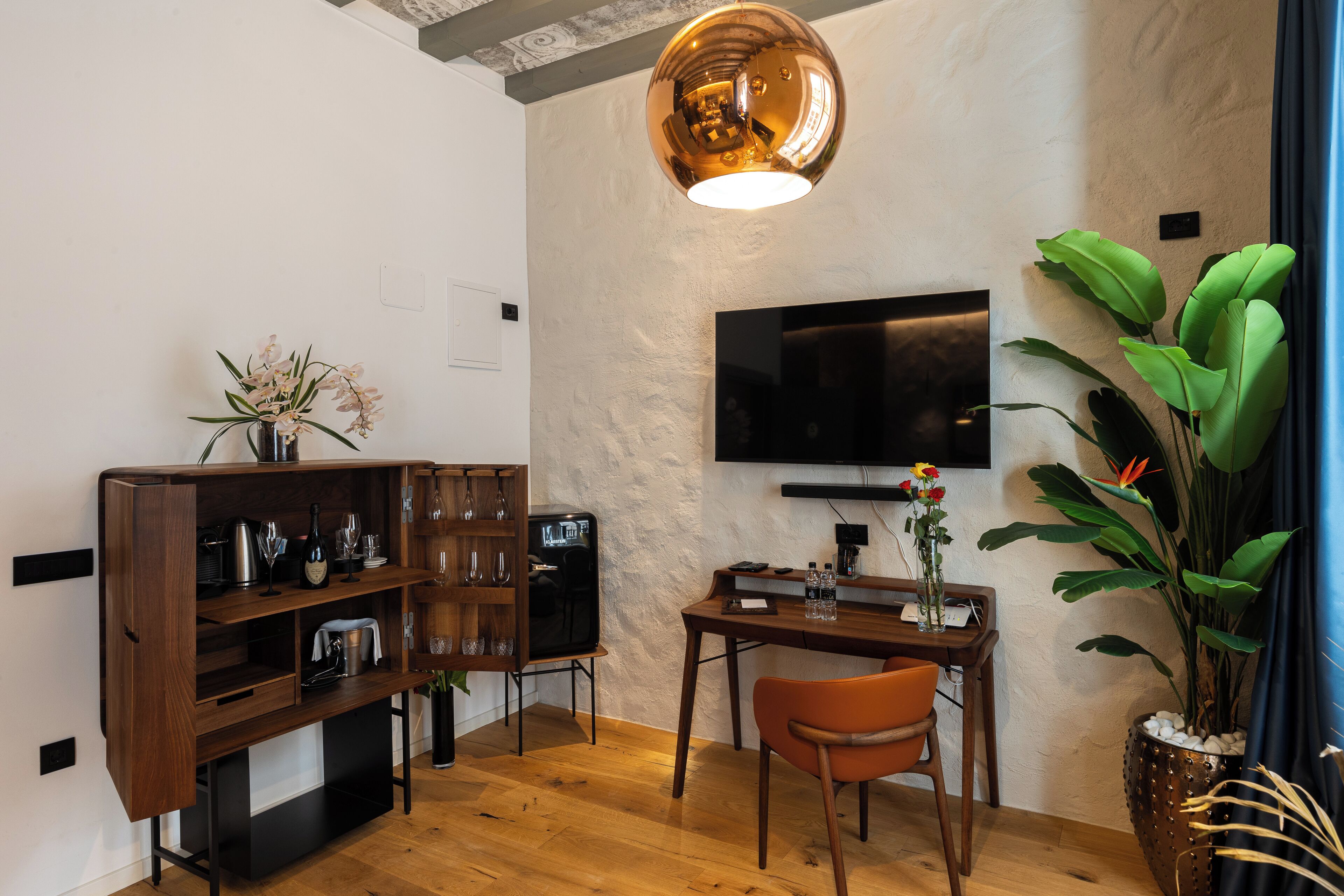 Doppia Luxury | Una cassaforte in camera, una scrivania, postazione laptop