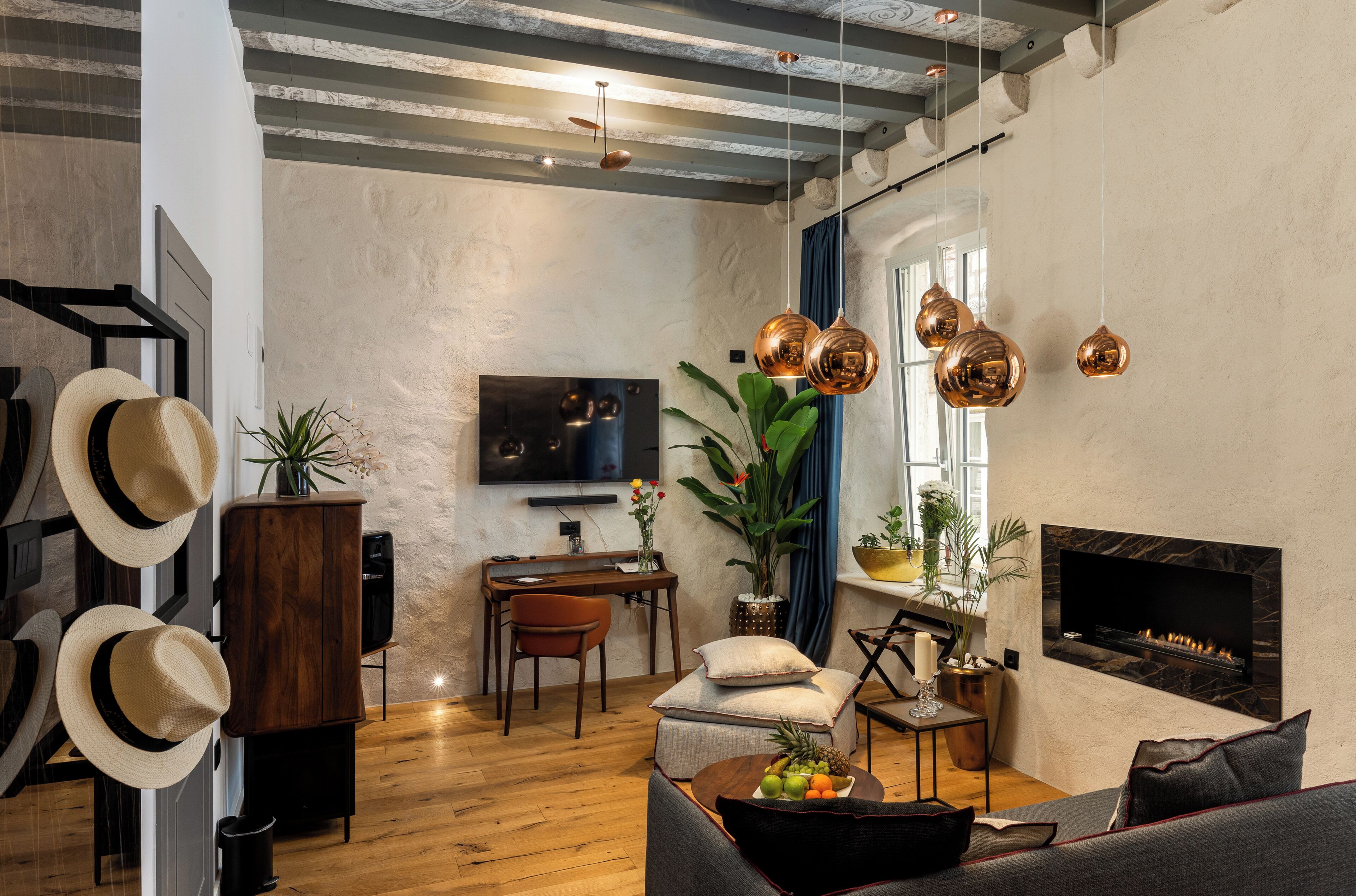 Ein modernes Wohnzimmer mit Kamin, Holzmöbeln und einem Fernseher.