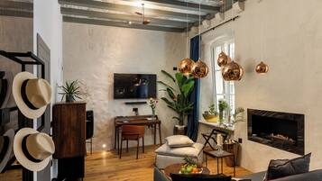 Ein modernes Wohnzimmer mit Kamin, Holzmöbeln und einem Fernseher.