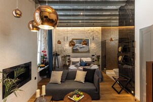 奢华双人房 | 客房内保险箱、办公桌、笔记本电脑工作区、遮光窗帘