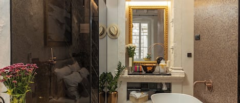 Habitación doble de lujo | Baño | Tina y regadera independientes y regadera tipo lluvia