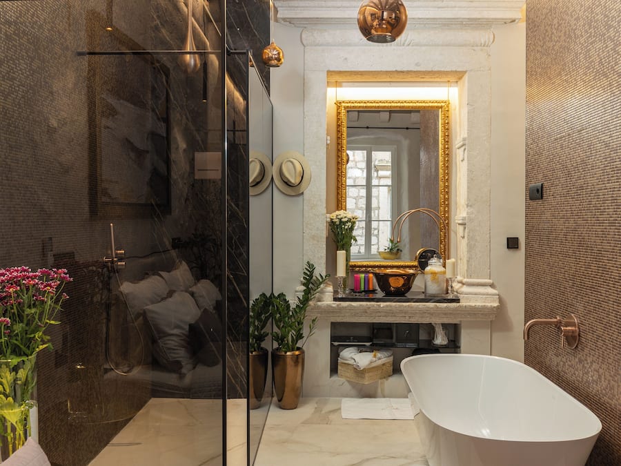 Habitación de lujo doble | Baño | Bañera y ducha independientes y cabezal de ducha tipo lluvia