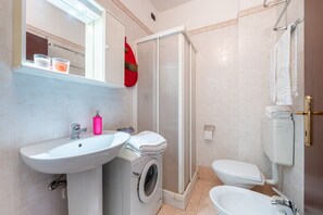 Shower, hair dryer, bidet, towels