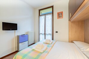 1 soverom, skrivebord, strykejern/-brett og internettilgang