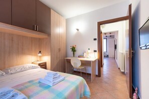 1 chambre, bureau, fer et planche à repasser, accès Internet