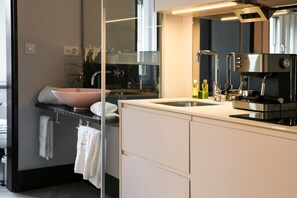 Estudio junior | Baño | Secador de pelo, toallas, jabón y champú