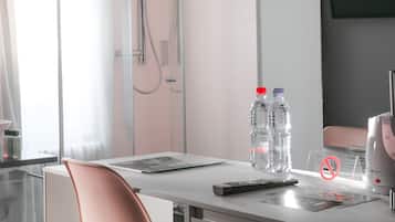 Suite estudio Deluxe, 1 cama individual | Cocineta privada | Refrigerador con congelador, microondas y parrilla de estufa