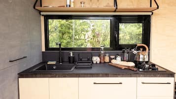 Een koelkast, een kookplaat, een koffiezetapparaat/waterkoker