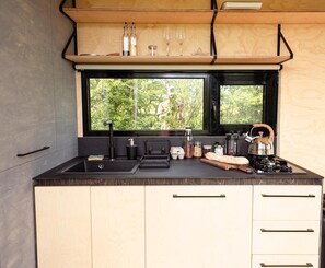 Refrigerador, parrilla de estufa, cafetera y tetera y tetera eléctrica