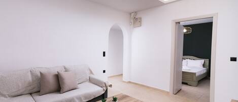 Family House | Living area | 32-inch Smart TV with digital channels, TV