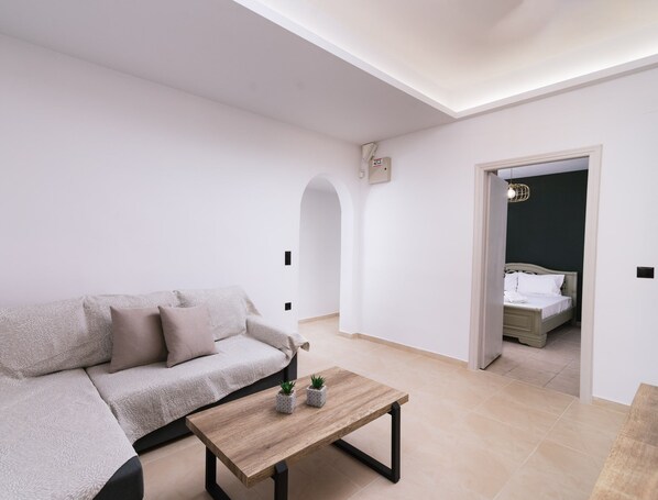 Family House | Living area | 32-inch Smart TV with digital channels, TV