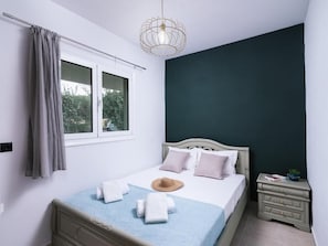 Family House | 2 bedrooms, desk, blackout drapes, iron/ironing board