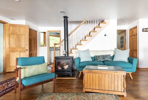 TV, fireplace, stereo - Magical lakefront treehouse, minutes to downtown (Northwest Ithaca)