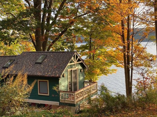 Magical lakefront treehouse, minutes to downtown