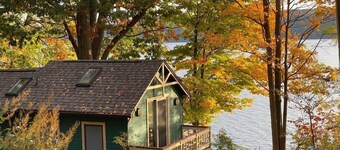Magical lakefront treehouse, minutes to downtown