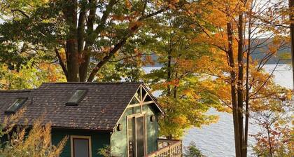 Magical lakefront treehouse, minutes to downtown
