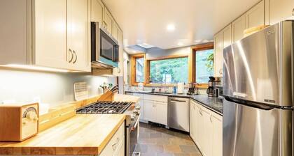 Magical lakefront treehouse, minutes to downtown