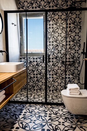 Shower, eco-friendly toiletries, hair dryer, towels