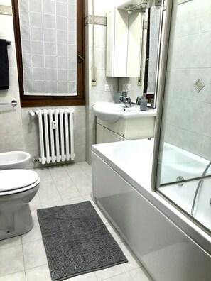 Sèche-cheveux, bidet, serviettes fournies, savon