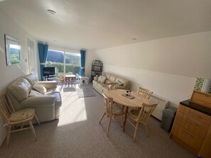 Living area - Spacious, Sun-filled, Detached Cabin in a Peaceful Corner of Cornwall (Kilkhampton)