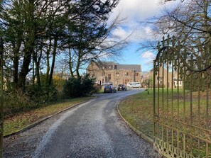 Property grounds - Spacious, sun-filled, detached cabin in a peaceful corner of cornwall (Kilkhampton)