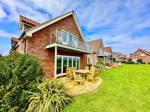 Stunning SEAVIEW Coastal Cottage - Sleeping 8 in 4 Bedrooms - Pool and Beach Access Included.