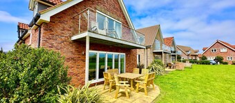 Stunning SEAVIEW Coastal Cottage - Sleeping 8 in 4 Bedrooms - Pool and Beach Access Included.