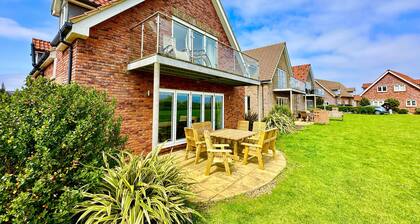 Stunning SEAVIEW Coastal Cottage - Sleeping 8 in 4 Bedrooms - Pool and Beach Access Included.