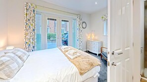 4 bedrooms, iron/ironing board, free WiFi, bed sheets - Stunning SEAVIEW Coastal Cottage - Sleeping 8 in 4 Bedrooms - Pool and Beach Access Included. (Filey)