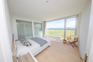 4 habitaciones y tabla de planchar con plancha
