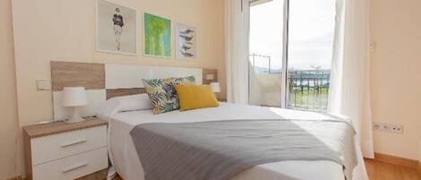 3 chambres, fer et planche à repasser