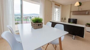 Un apartamento moderno con comedor, cocina y balcón con vistas.