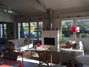 TV, fireplace, DVD player, books - Pyla sur Mer - Villa à 3 mn de la Plage à Pied (La Teste-de-Buch)