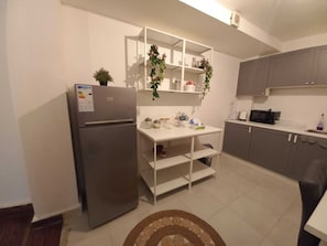 Een koelkast, een microgolfoven, een kookplaat, een waterkoker