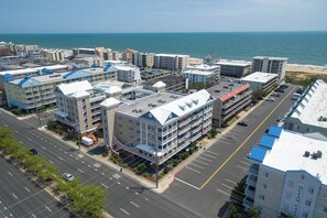 Complejo hotelero frente al mar con varias edificaciones, un estacionamiento y vistas al océano.