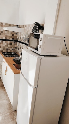 Kühlschrank, Mikrowelle, Wasserkocher mit Kaffee-/Teezubehör