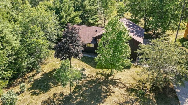 Property grounds - Alpine Greens – Spacious Retreat on Lake Arrowhead Golf Course, Just 4 Miles from Sand Valley! (Nekoosa)