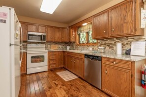 Fridge, microwave, oven, dishwasher - Alpine Greens – Spacious Retreat on Lake Arrowhead Golf Course, Just 4 Miles from Sand Valley! (Nekoosa)