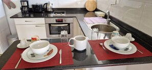 Mikrowelle, Ofen, Herdplatte, Wasserkocher mit Kaffee-/Teezubehör