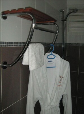 Douche, sèche-cheveux, serviettes fournies, savon