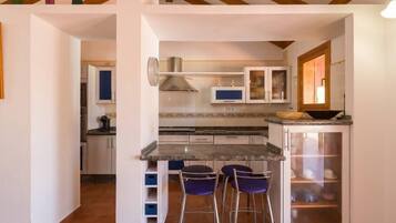 Fridge, cookware/dishes/utensils