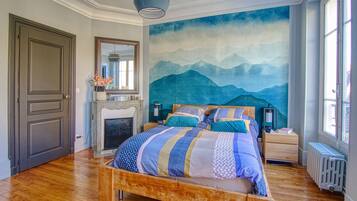 4 bedrooms, iron/ironing board, WiFi, bed sheets