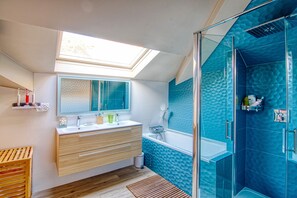 Shower, hair dryer, towels, toilet paper - Sumptuous villa in the heart of the Princess Park (Le Vésinet)