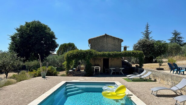 A swimming pool with lounge chairs and a stone building in the background. - House with pool in the Luberon for 6 people (Saint-Saturnin-lès-Apt)