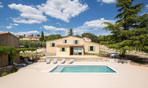 A two-story building with a swimming pool, outdoor seating, and a garden. - House with pool in the Luberon for 6 people (Saint-Saturnin-lès-Apt)