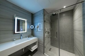 Bañera y ducha independientes, cabezal de ducha tipo lluvia