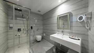 Suite junior, 2 camas individuales | Baño | Bañera y ducha independientes y cabezal de ducha tipo lluvia