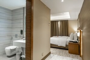 Standard Double Room | Bathroom | Separate tub and shower, rainfall showerhead, free toiletries