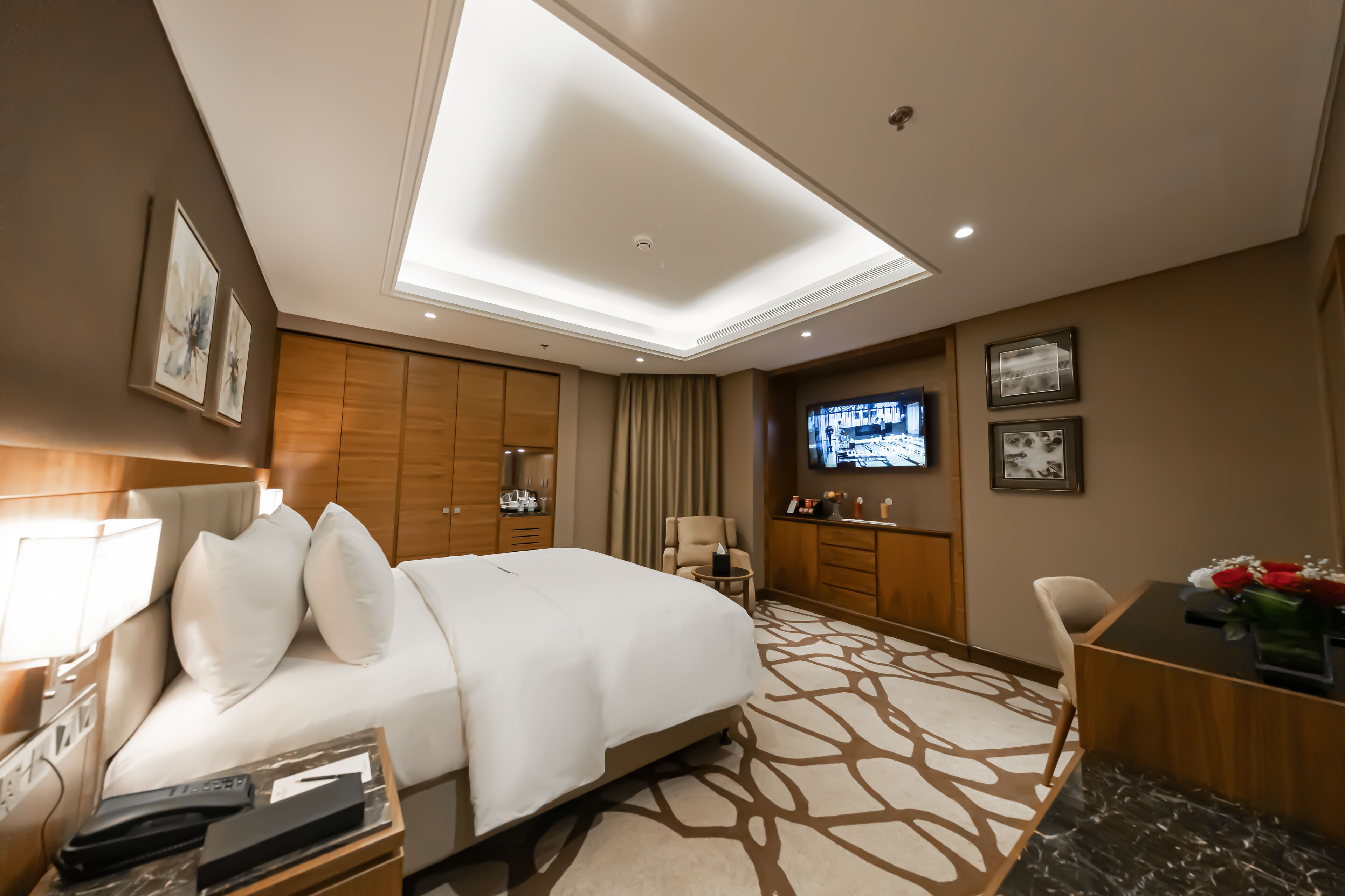 小型套房, 1 张特大床 | 埃及棉床单、高档床上用品、加厚床垫、客房内保险箱