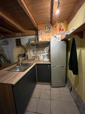 Kühlschrank, Ofen, Herdplatte, Wasserkocher mit Kaffee-/Teezubehör